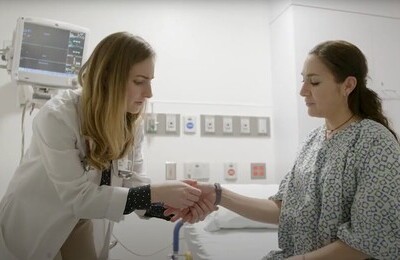 Кодирование Аквилонг в Южноуральске Врач держит пациентку за руку