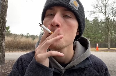 Лечение зависимости от табакокурения в Южноуральске Мужчина с сигаретой делает затяжку