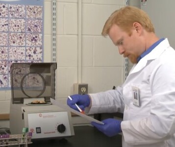 Клиника лечения наркозависимости в Южноуральске Врач в кабинете клиники